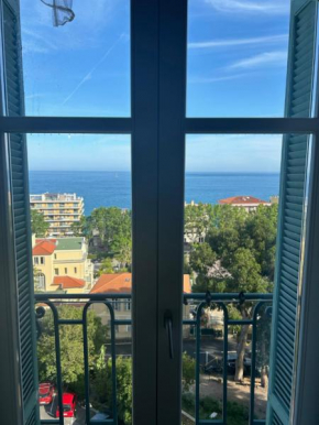 Vaste 2 pièces raffiné vue mer MENTON CENTRE